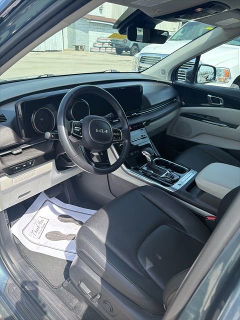 Used 2023 Kia Carnival EX image 13