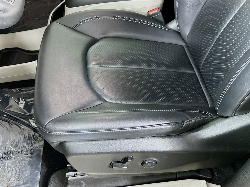 Certified 2024 Chrysler Pacifica Touring-L image 29