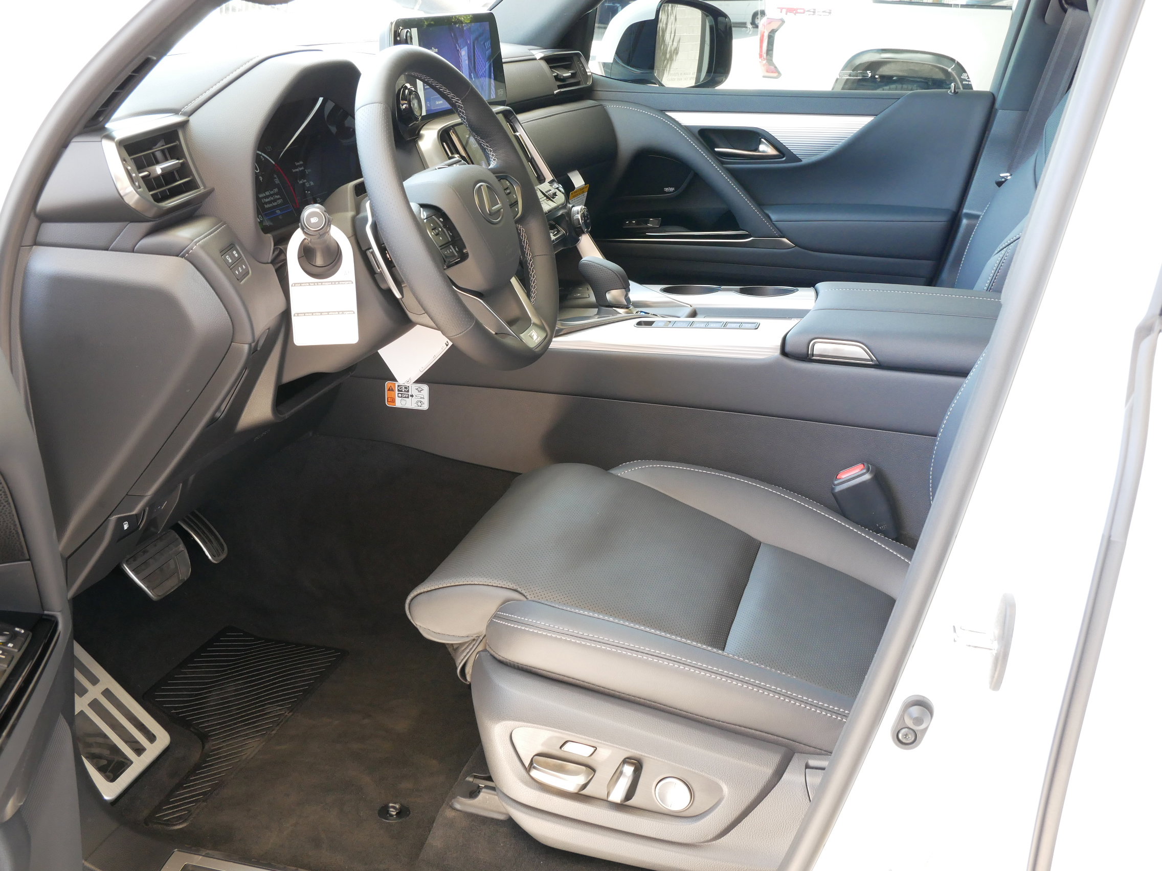 New 2025 Lexus LX 700h F Sport image 4