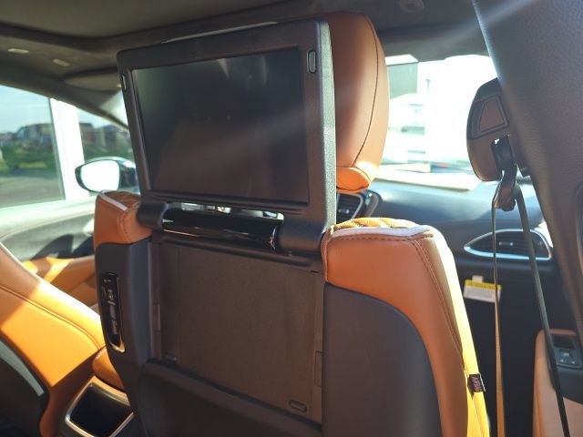 New 2026 Chrysler Pacifica Pinnacle w/ Trailer Tow Group image 12