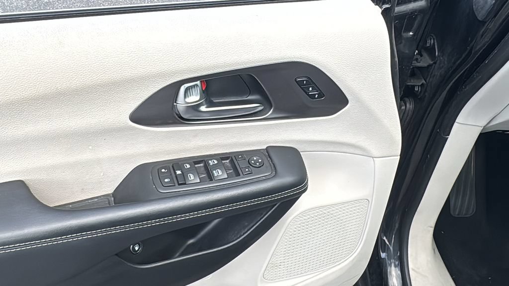 Used 2023 Chrysler Pacifica Touring-L FWD image 15