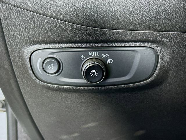 Used 2022 Chevrolet Equinox LT w/ Driver Convenience Package image 11