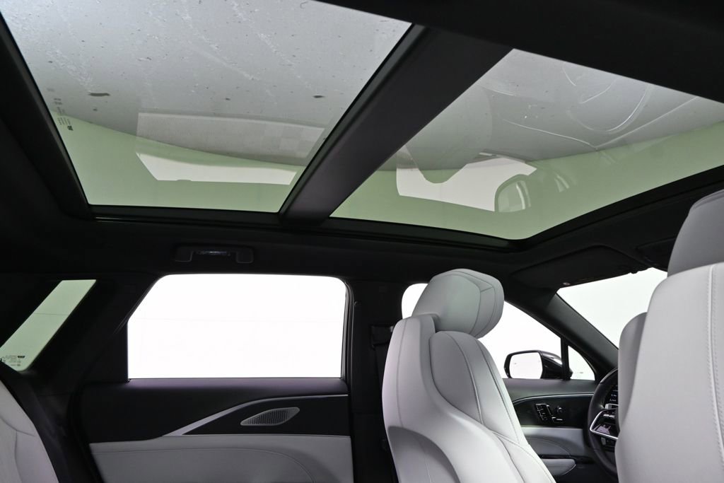 New 2025 Cadillac Lyriq Luxury AWD/4WD image 17