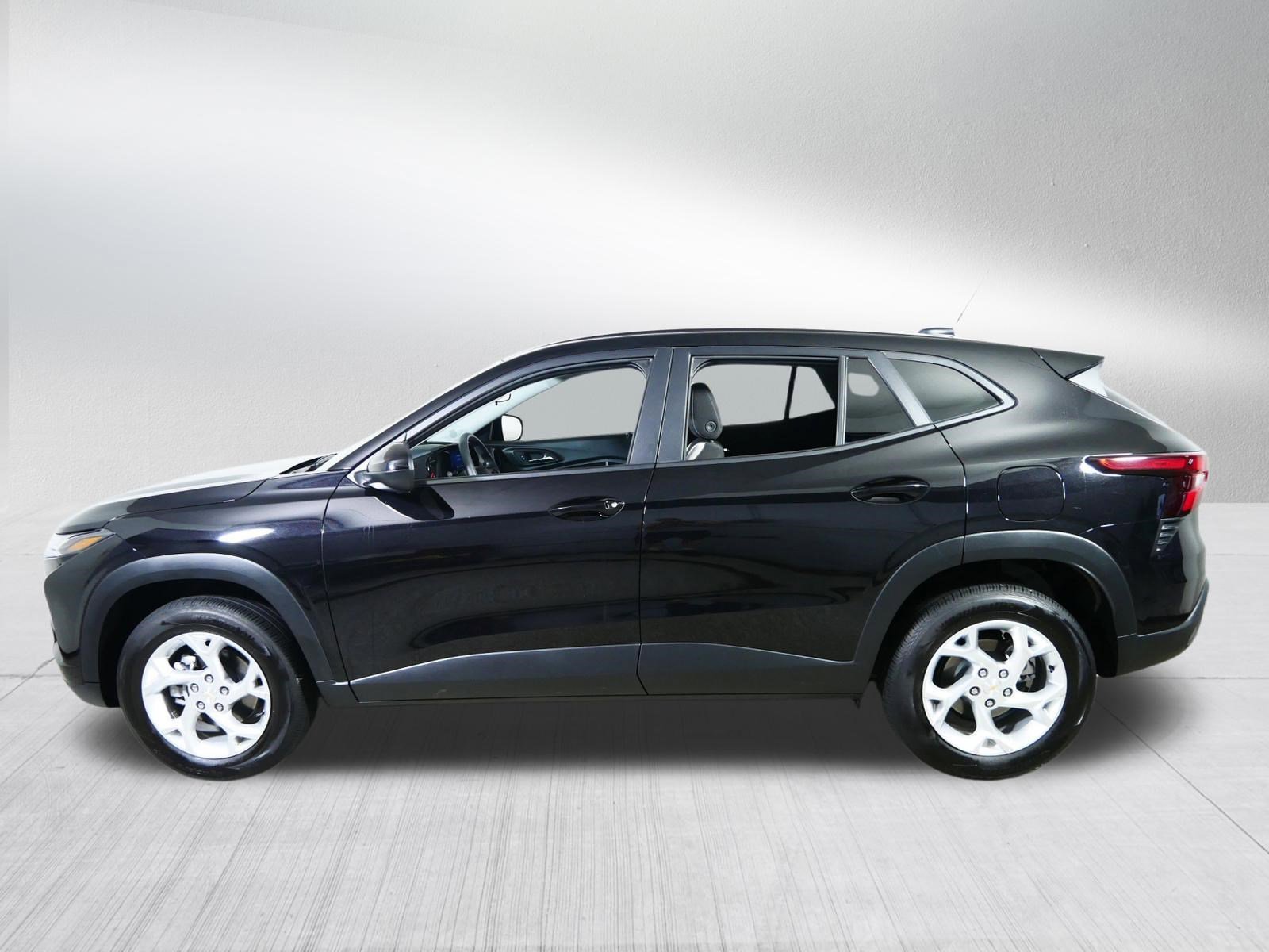 Used 2025 Chevrolet Trax LS w/ LS Convenience Package FWD image 4