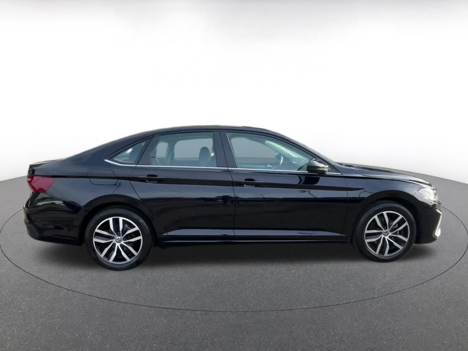 Used 2025 Volkswagen Jetta SE image 16