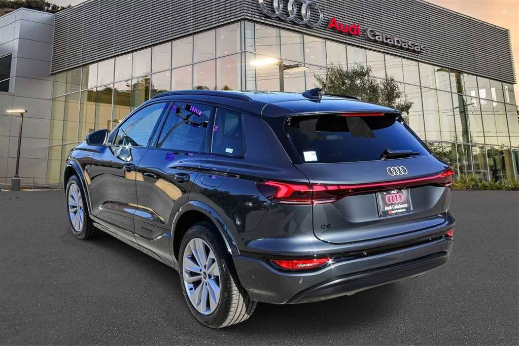 Used 2025 Audi Q6 e-tron Premium w/ Convenience Package image 2