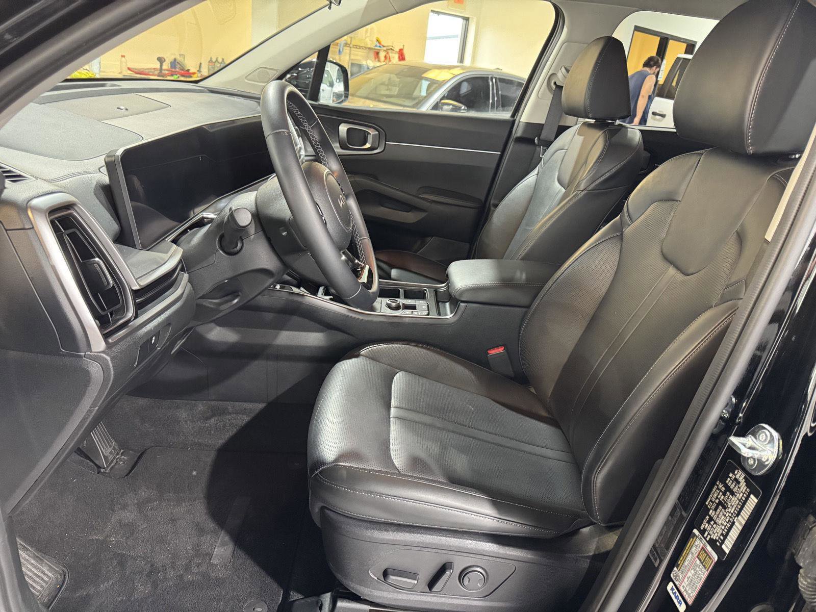 Used 2025 Kia Sorento S AWD/4WD image 16