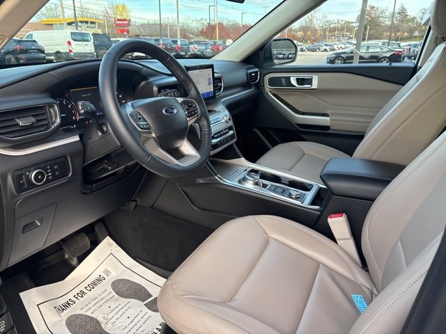 Used 2023 Ford Explorer XLT w/ Equipment Group 202A image 4