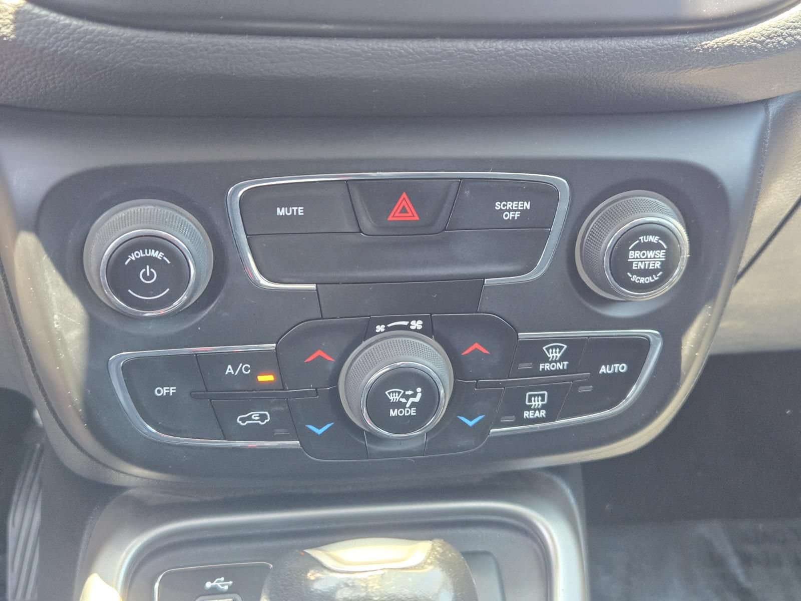 Used 2018 Jeep Compass Latitude w/ Popular Equipment Group FWD image 14
