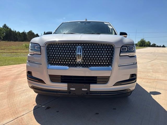 Used 2022 Lincoln Navigator Reserve AWD/4WD image 2