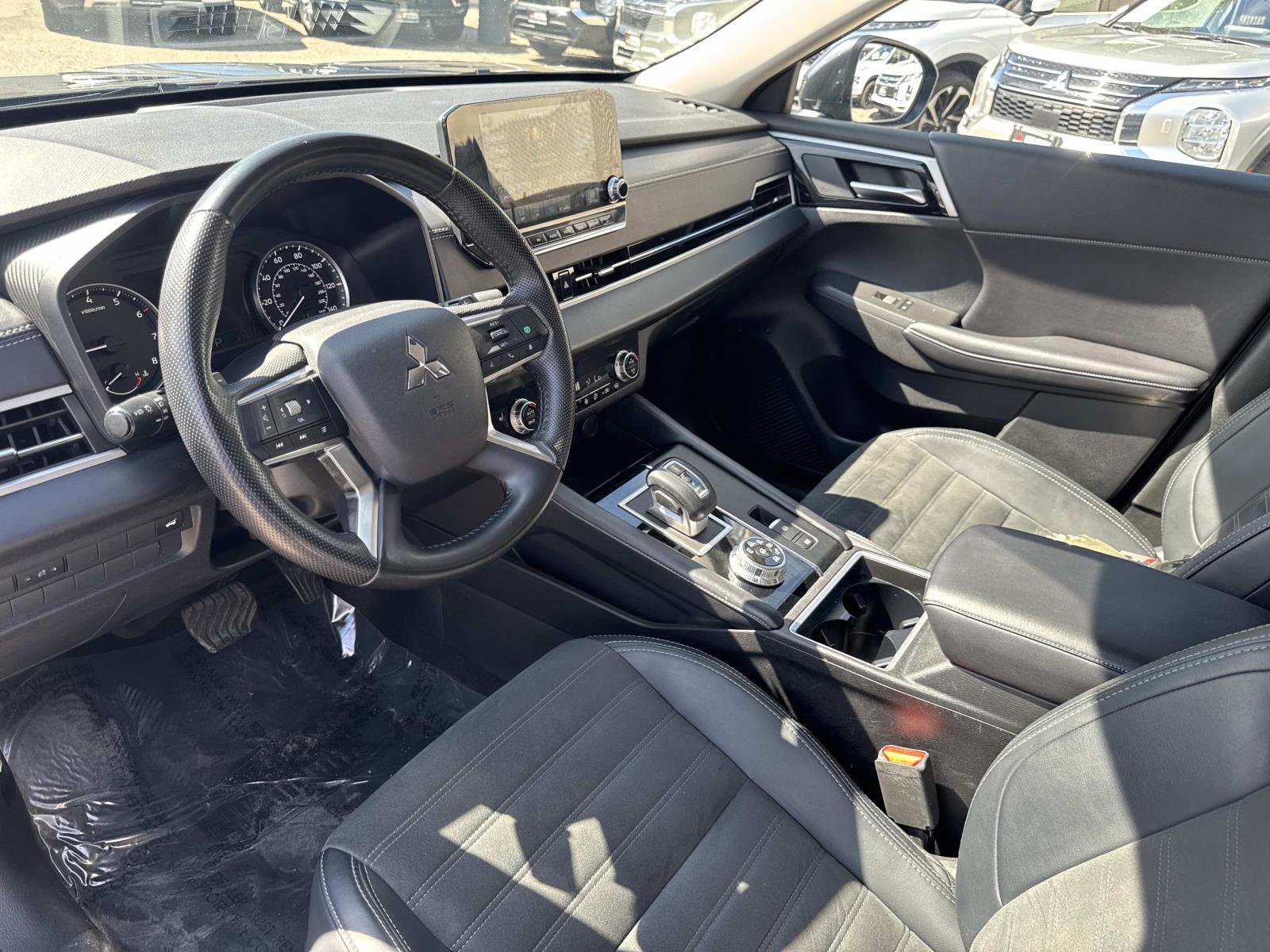 Used 2024 Mitsubishi Outlander AWD image 14