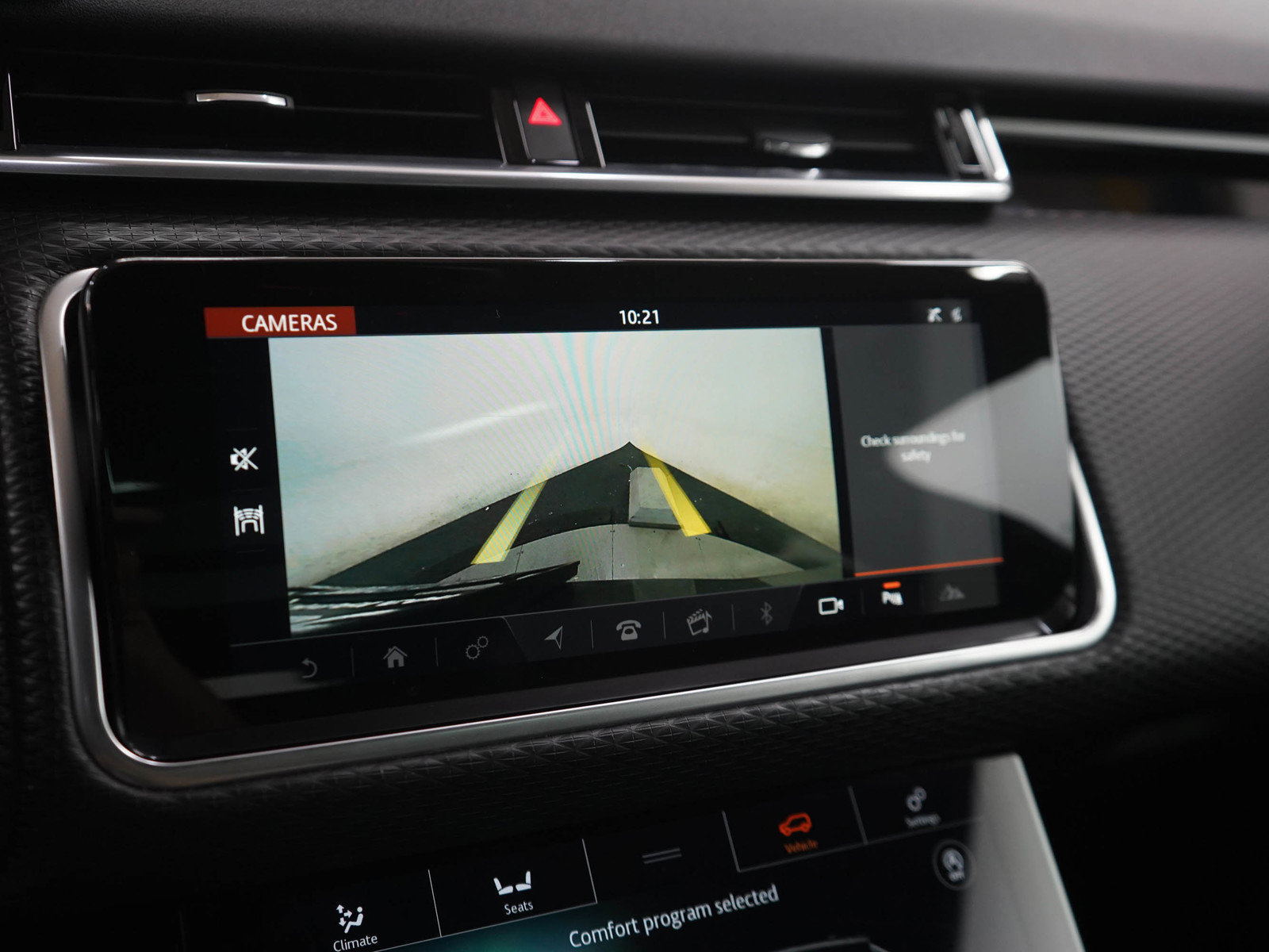 Used 2018 Land Rover Range Rover Velar R-Dynamic SE AWD/4WD image 23