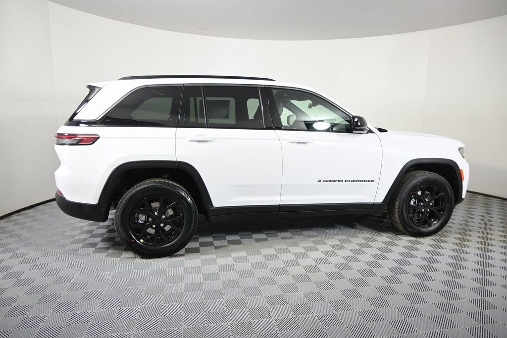 New 2026 Jeep Grand Cherokee Laredo image 7