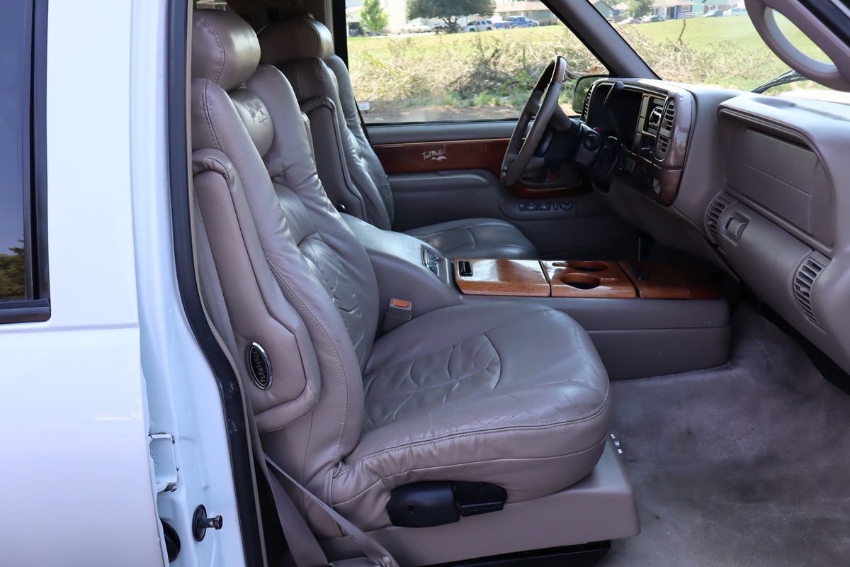Used 1999 GMC Suburban 4WD w/ Convenience Group image 23