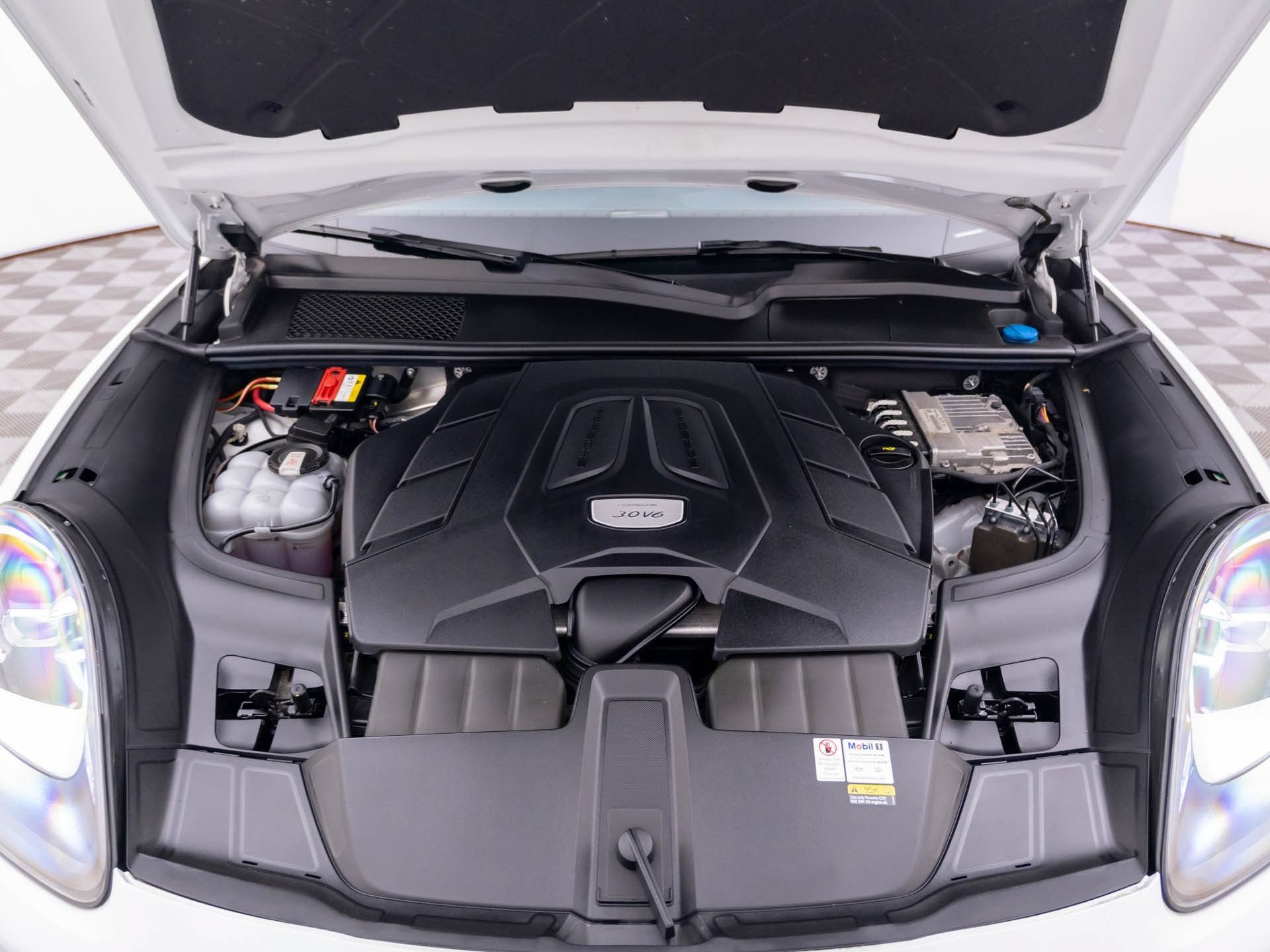 Certified 2022 Porsche Cayenne AWD/4WD image 35