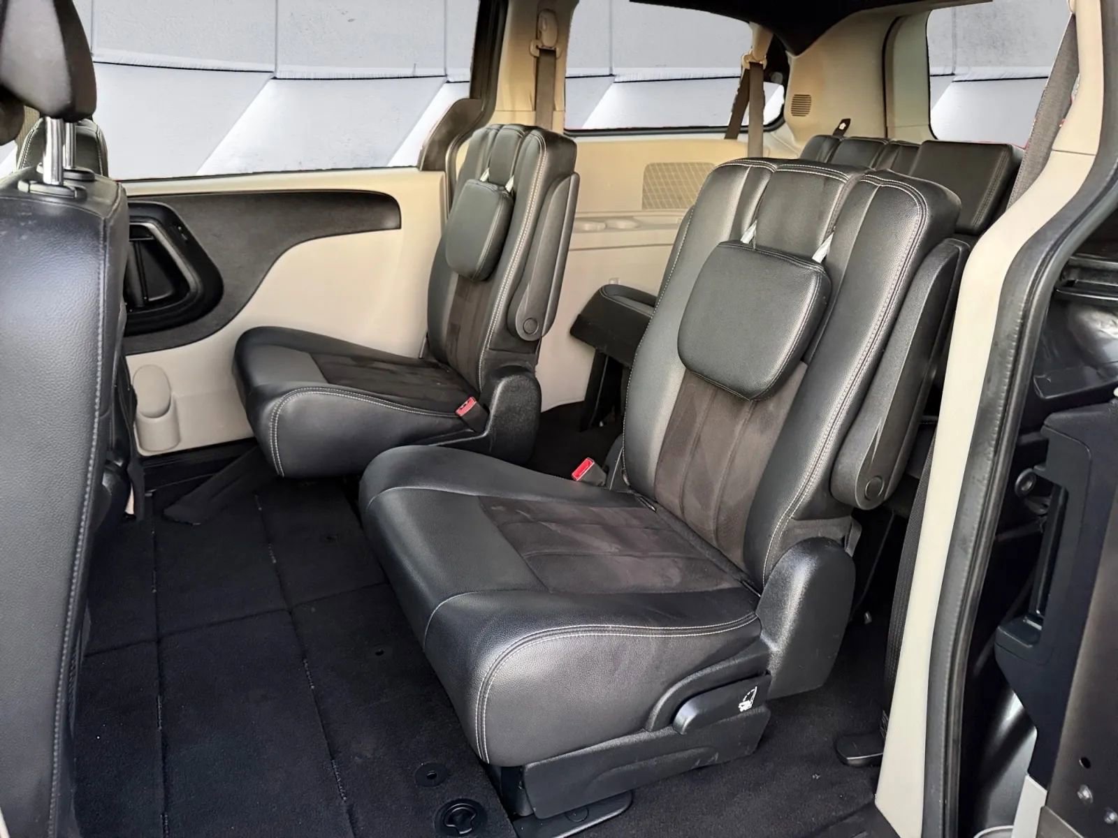 Used 2020 Dodge Grand Caravan SXT image 14