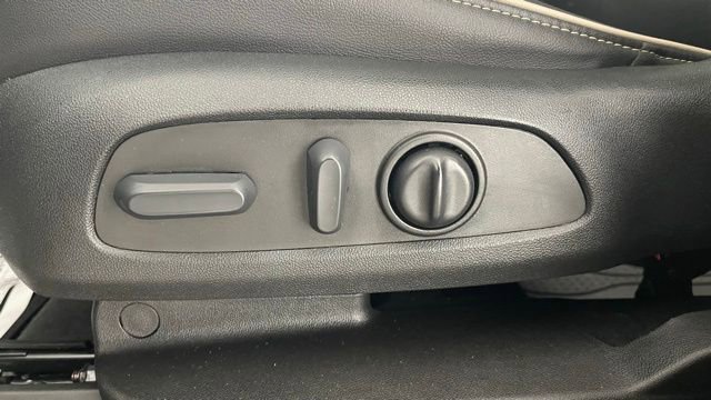 Used 2023 Chevrolet Traverse Premier image 35