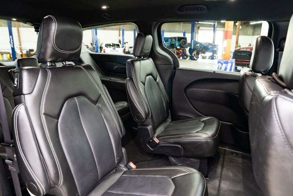 Used 2025 Chrysler Pacifica Select image 26