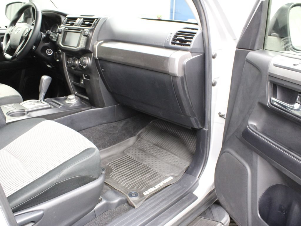 Used 2017 Toyota 4Runner SR5 AWD/4WD image 26