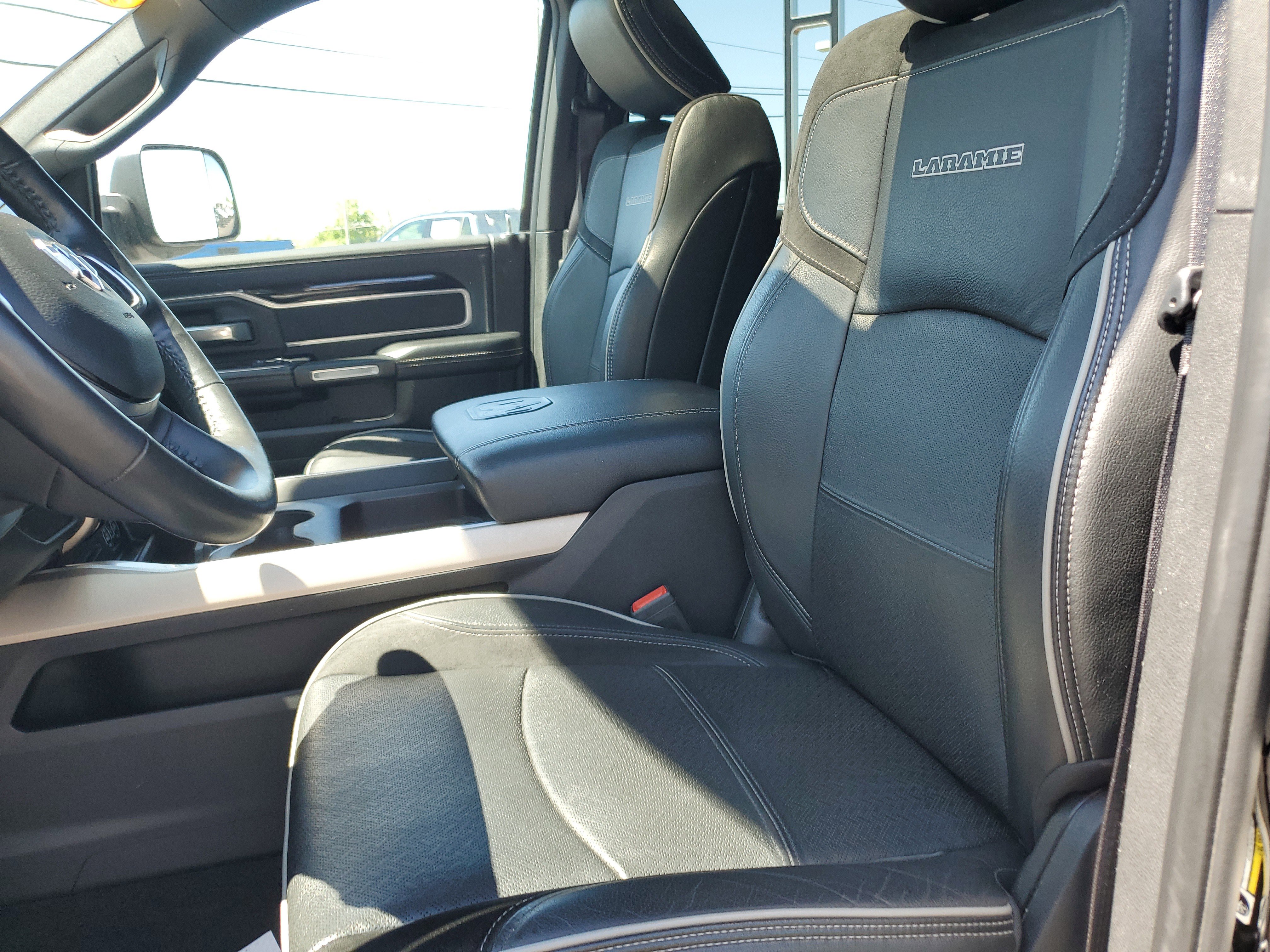 Used 2019 RAM 2500 Laramie w/ Black Appearance Package image 14