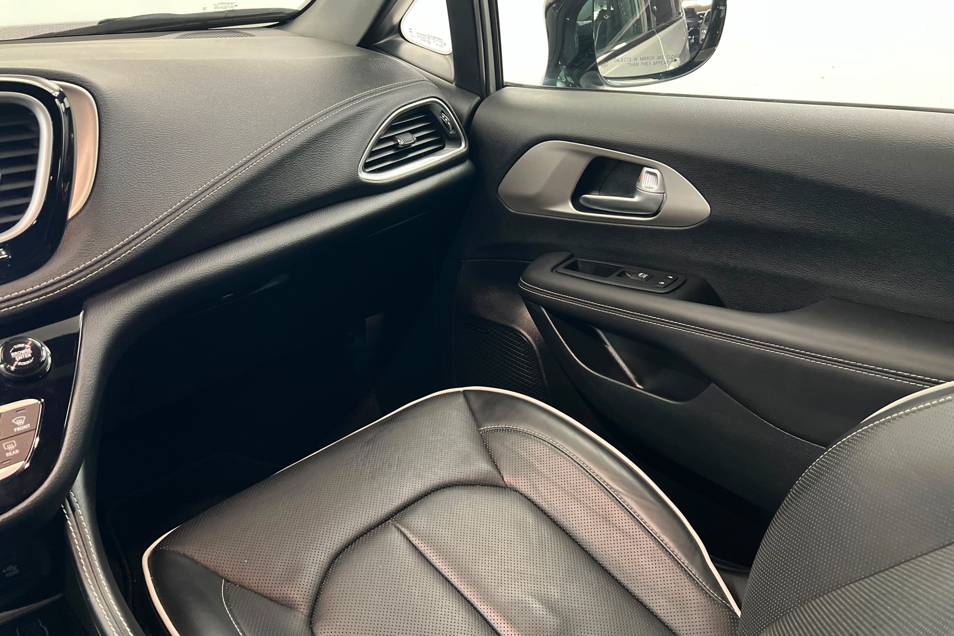 Used 2024 Chrysler Pacifica Premium FWD image 11