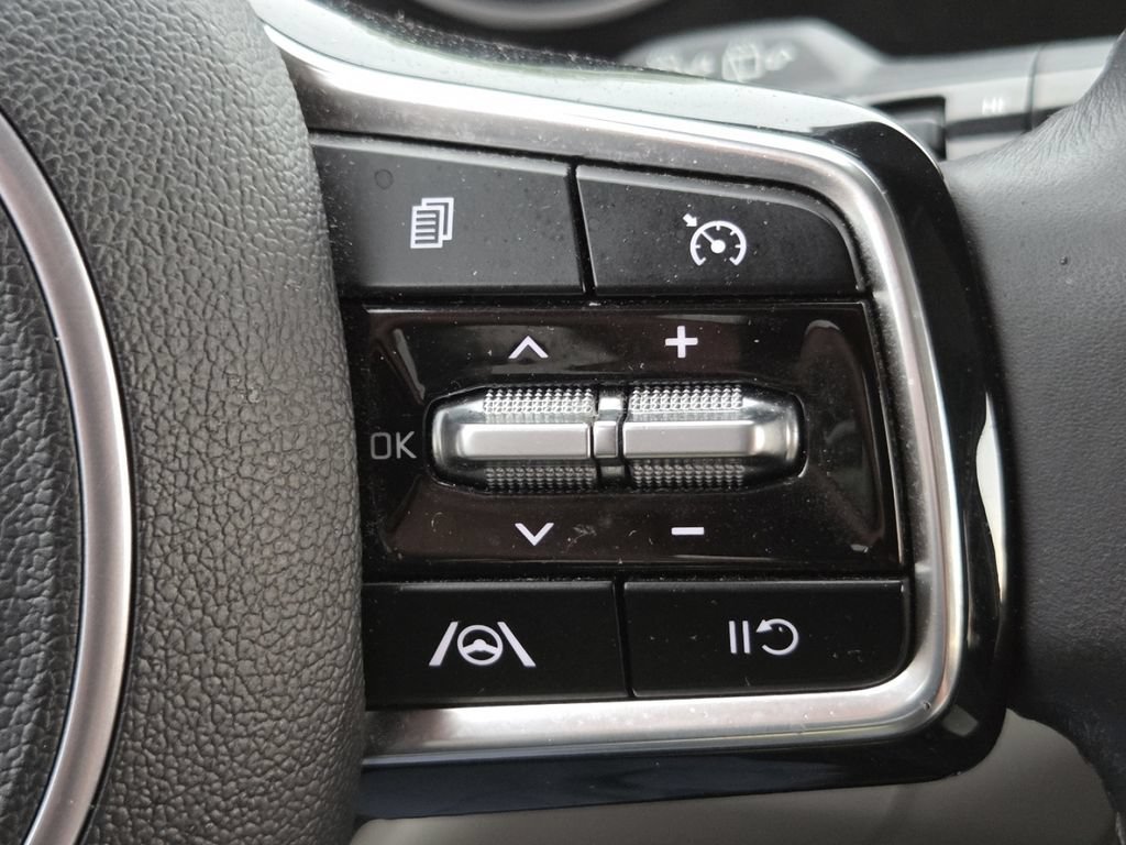 Used 2024 Kia Carnival LX FWD image 9