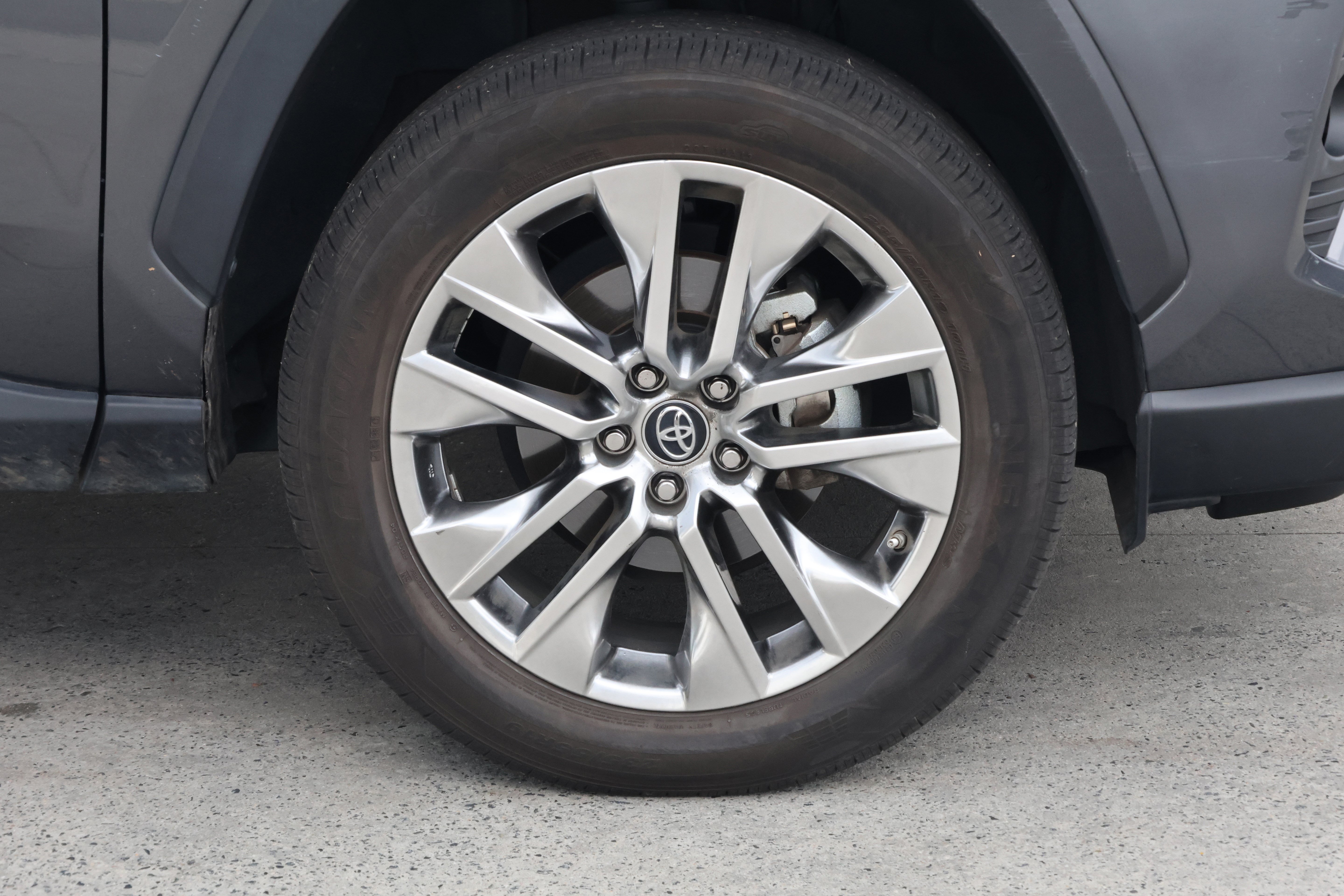 Used 2019 Toyota RAV4 XLE Premium FWD image 11