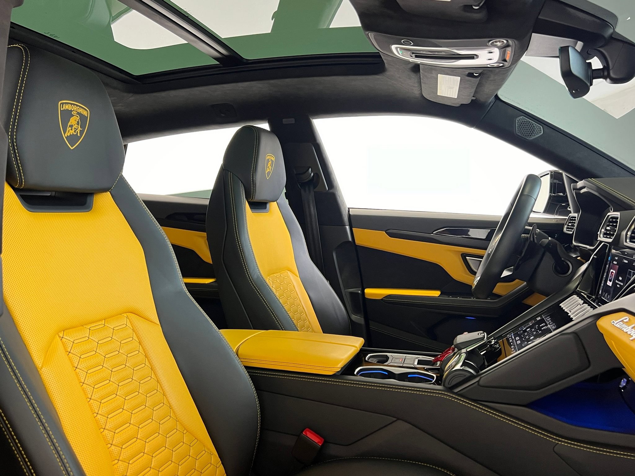 Used 2022 Lamborghini Urus AWD/4WD image 27