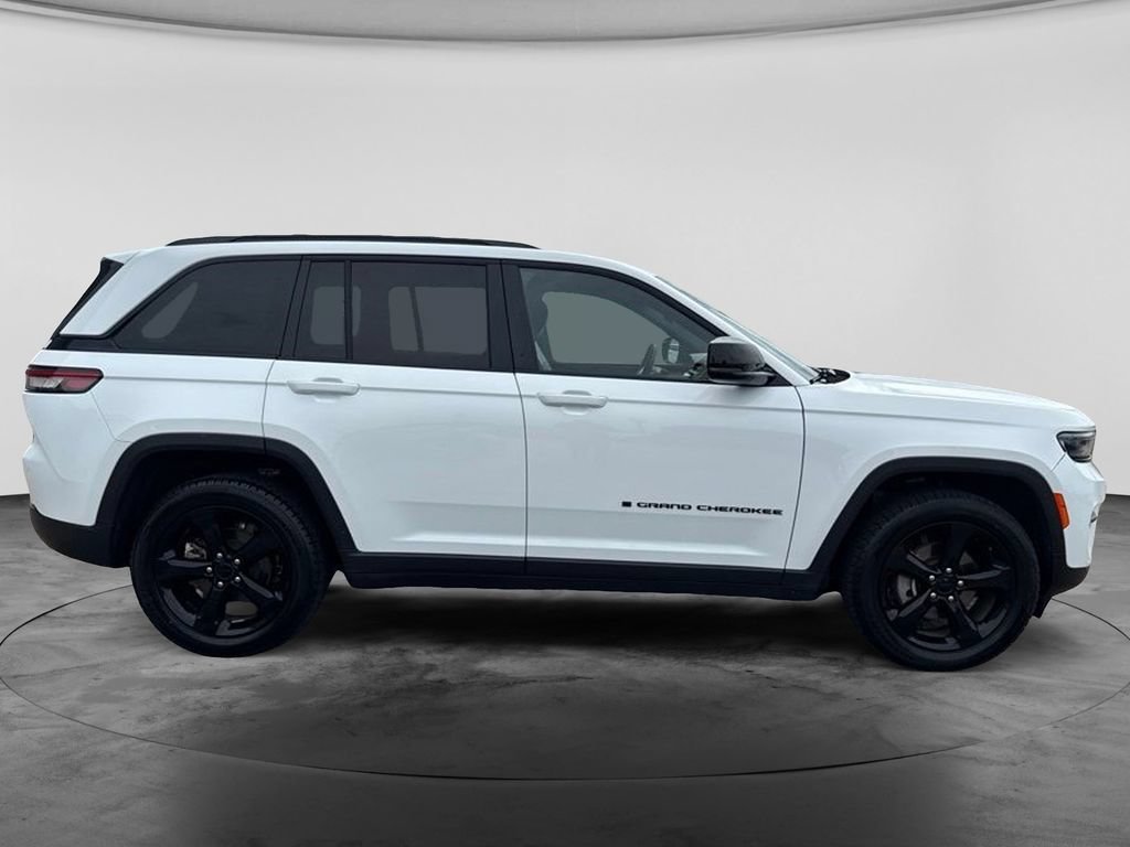 Used 2023 Jeep Grand Cherokee Altitude AWD/4WD image 12