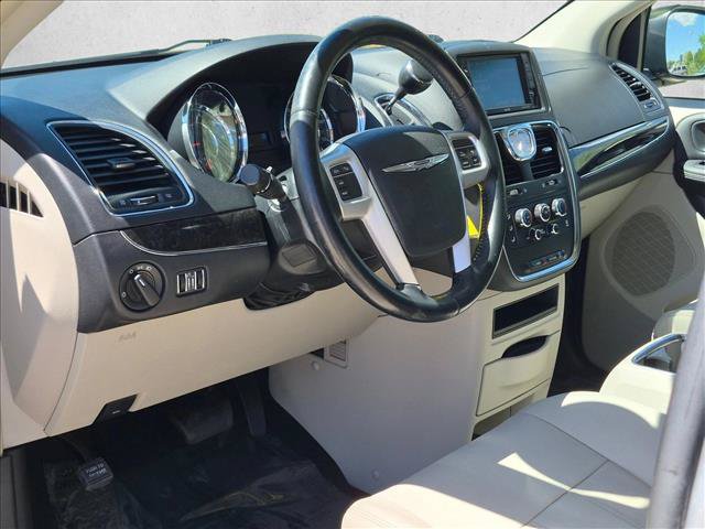 Used 2015 Chrysler Town & Country LX FWD image 9