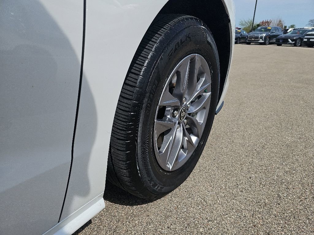 Used 2024 Toyota Sienna XLE AWD/4WD image 38