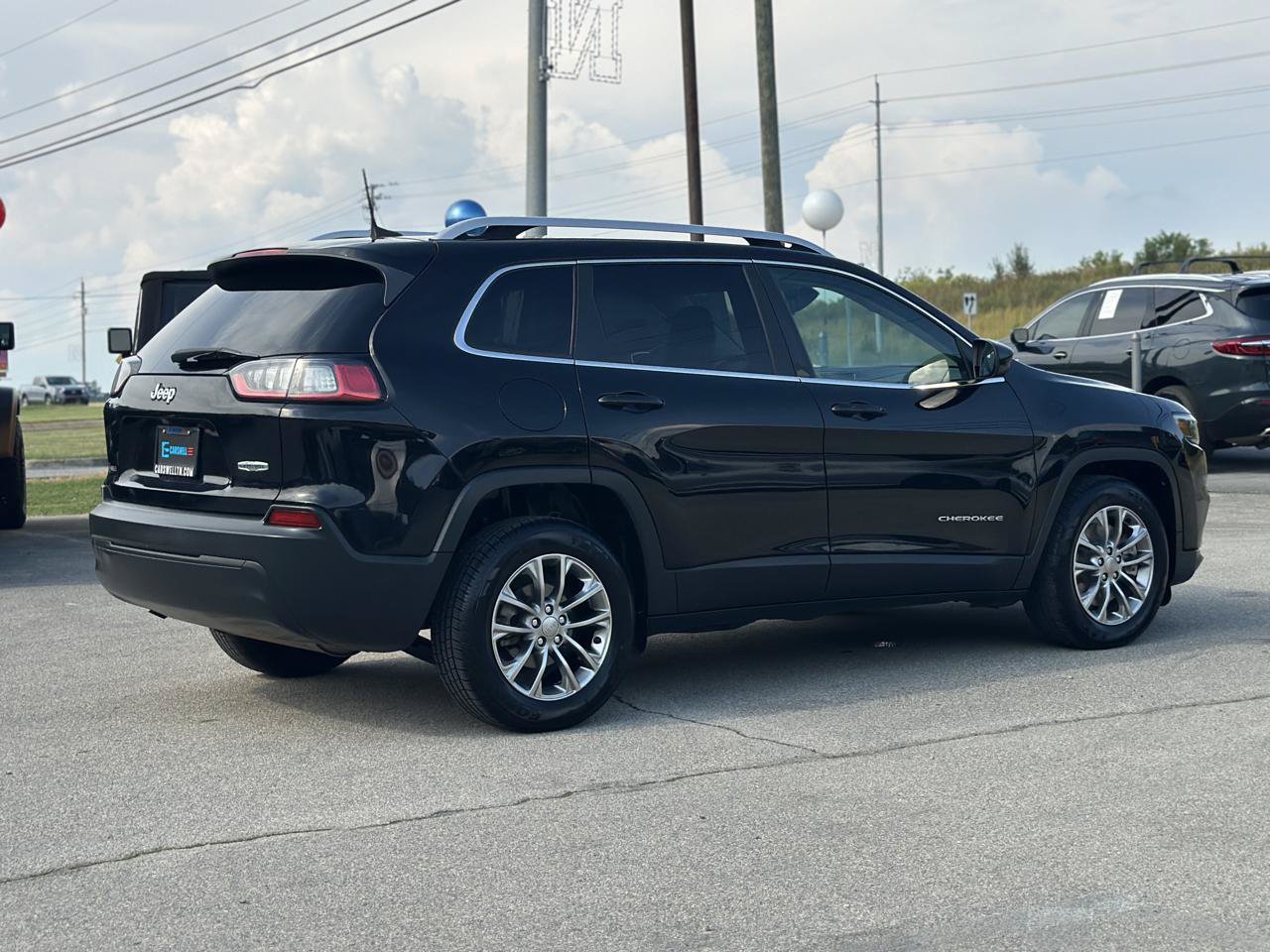 Used 2019 Jeep Cherokee Latitude Plus w/ Comfort/Convenience Group FWD image 4