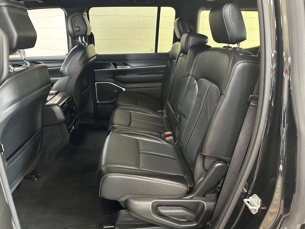 Certified 2024 Jeep Wagoneer Series II w/ Flexible Seating Group AWD/4WD image 36