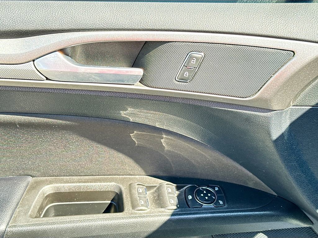 Used 2020 Ford Fusion SE image 19