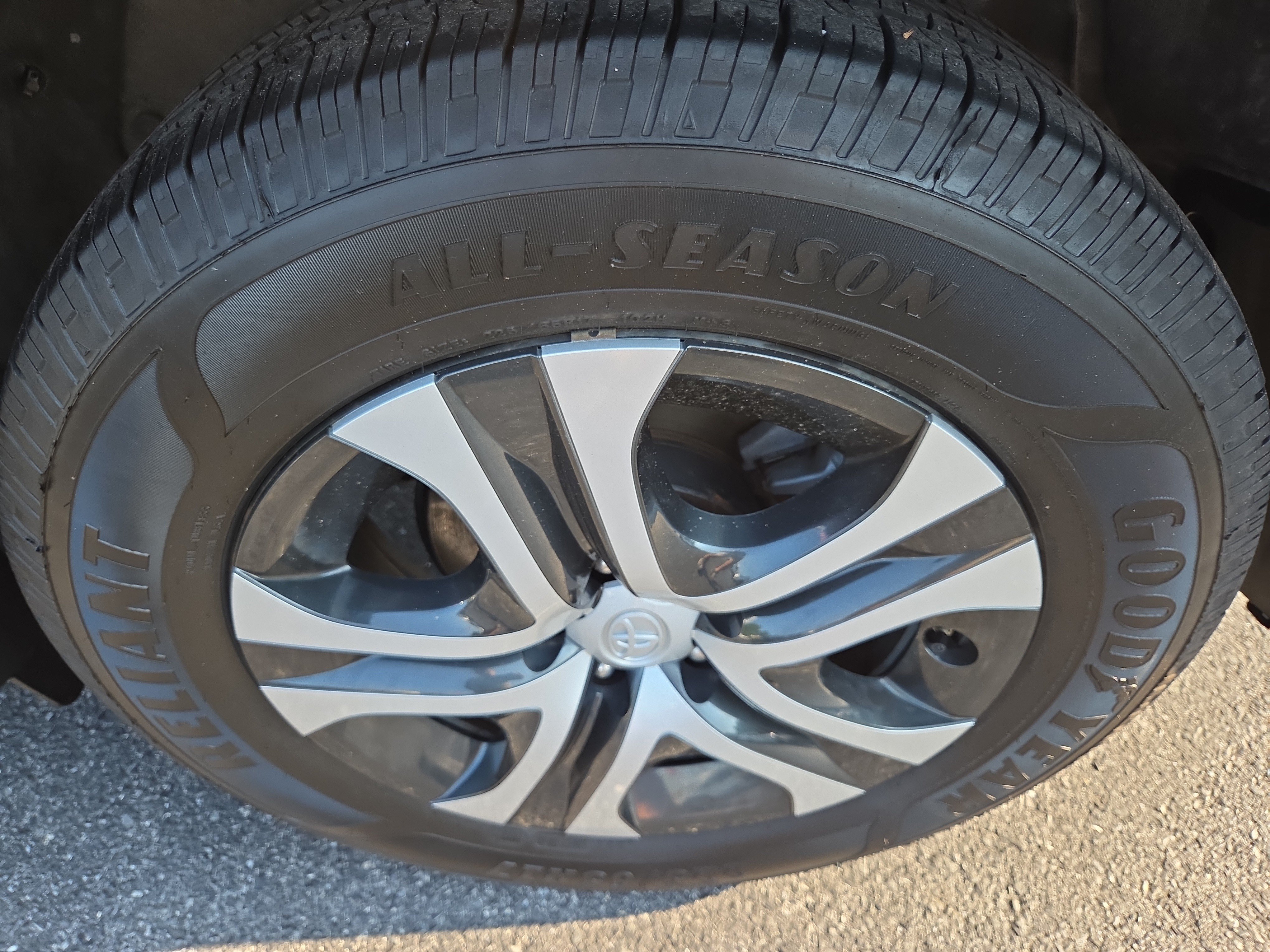 Used 2018 Toyota RAV4 LE w/ All Weather Liner Package AWD/4WD image 12