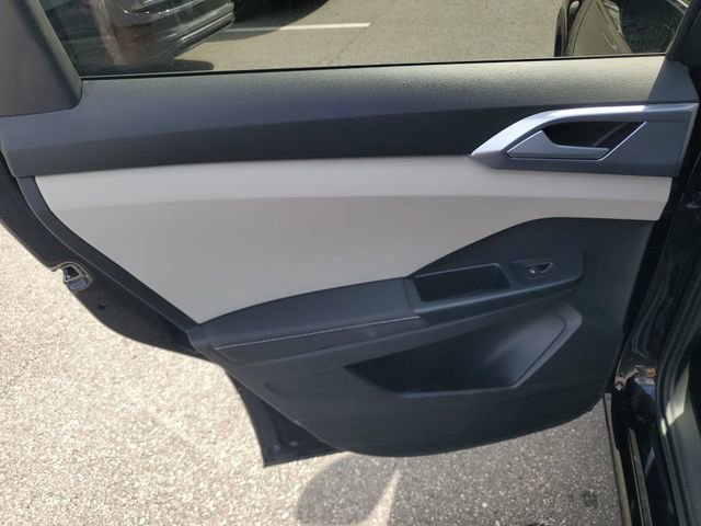 Used 2025 Volkswagen Taos SE w/ Panoramic Sunroof Package image 8