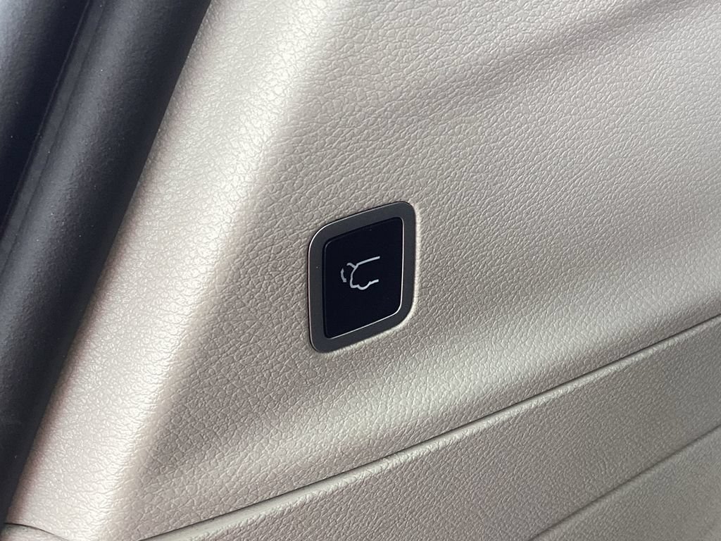 Used 2022 Chrysler Voyager LX FWD image 25