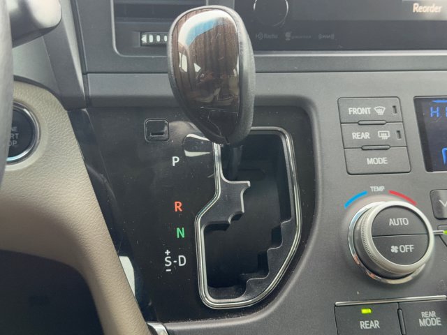 Used 2017 Toyota Sienna XLE Premium FWD image 24