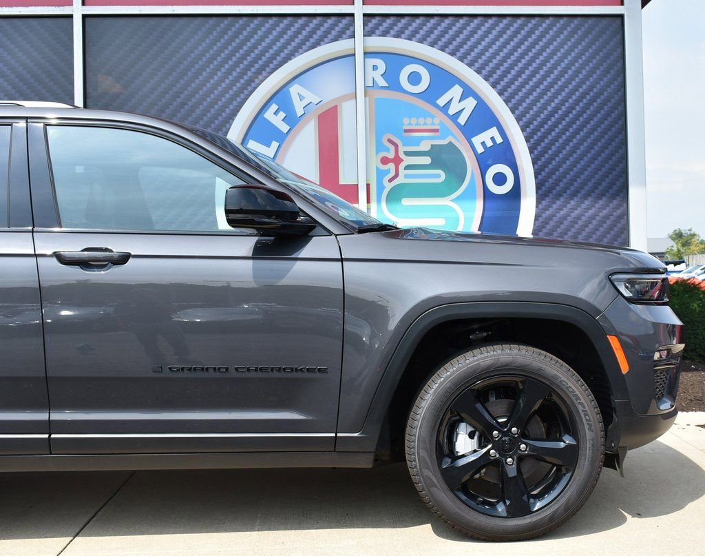 Used 2025 Jeep Grand Cherokee Limited w/ Black Appearance Package image 3
