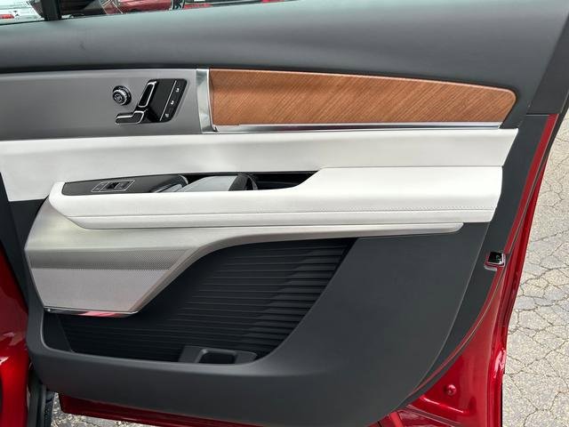 New 2026 Cadillac Vistiq Sport w/ LPO, Floor Liner Package image 24