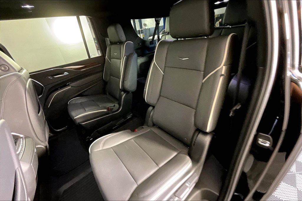 Used 2024 Cadillac Escalade ESV Premium Luxury AWD/4WD image 31
