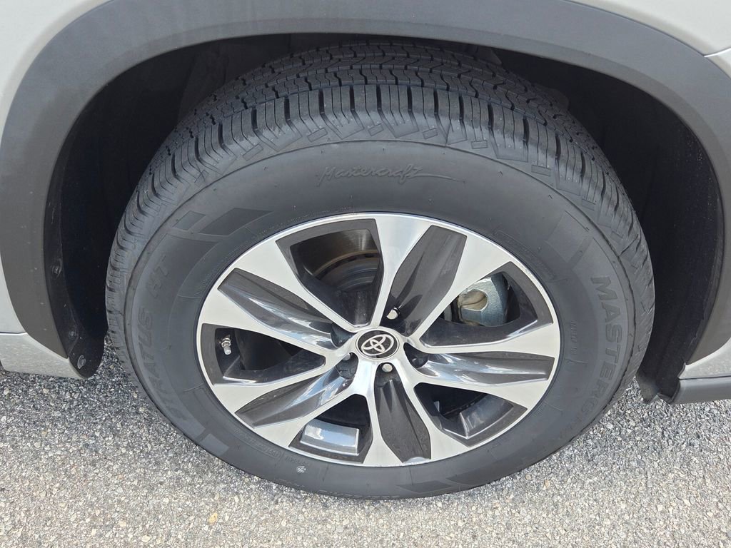 Used 2021 Toyota Highlander XLE FWD image 15