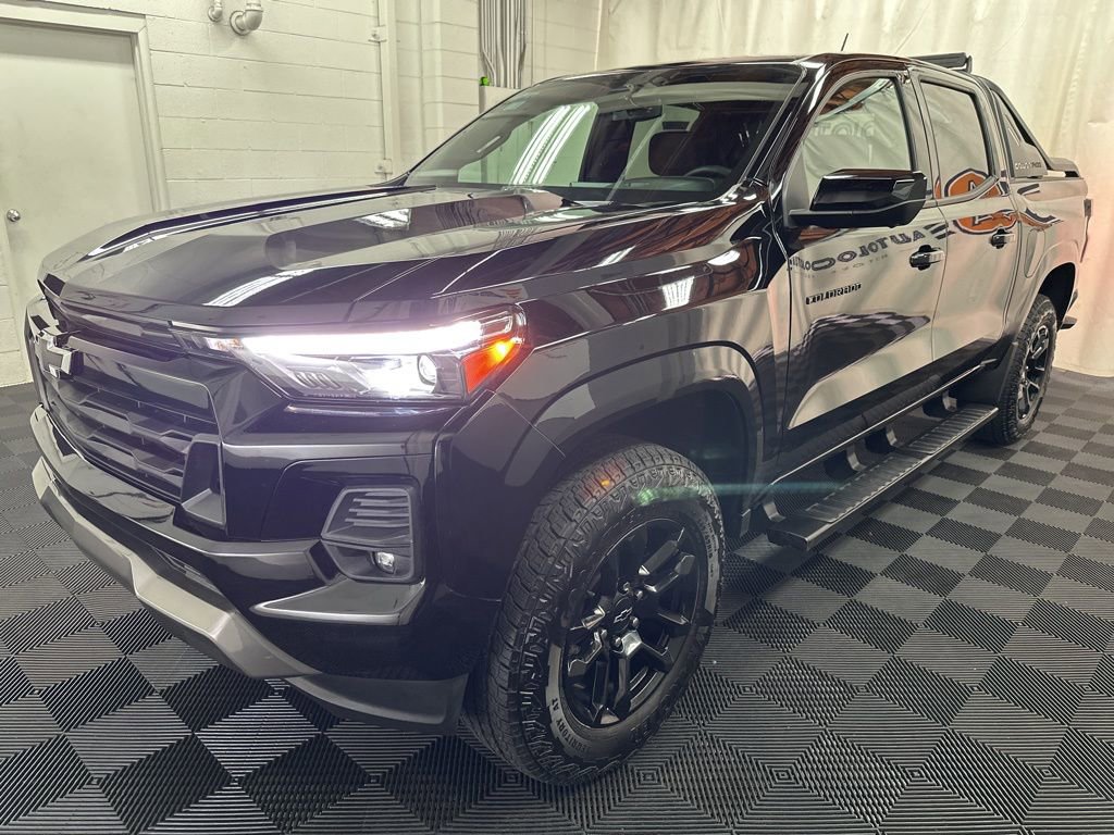 Used 2025 Chevrolet Colorado Z71 w/ Midnight Edition AWD/4WD image 4
