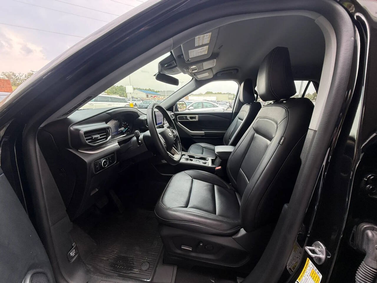 Used 2023 Ford Explorer XLT w/ Equipment Group 202A AWD/4WD image 17