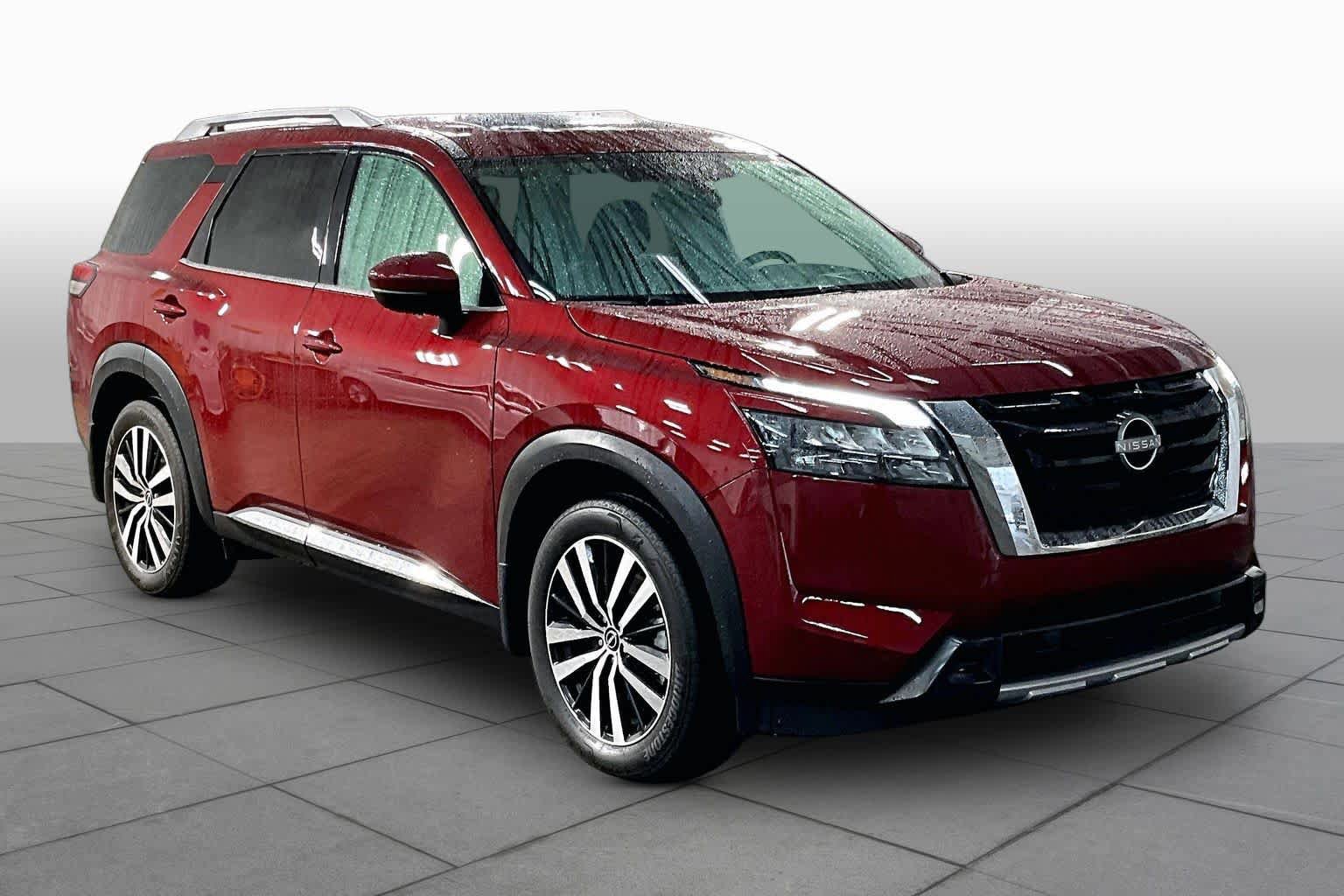 Used 2025 Nissan Pathfinder Platinum FWD image 3