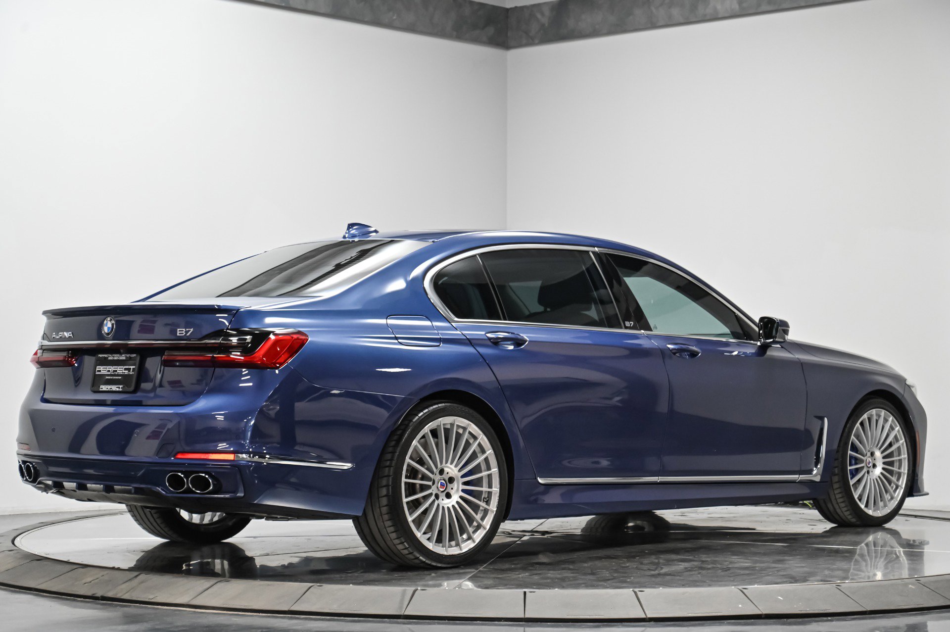 Used 2022 BMW ALPINA B7 xDrive w/ Luxury Rear Seating Package image 15