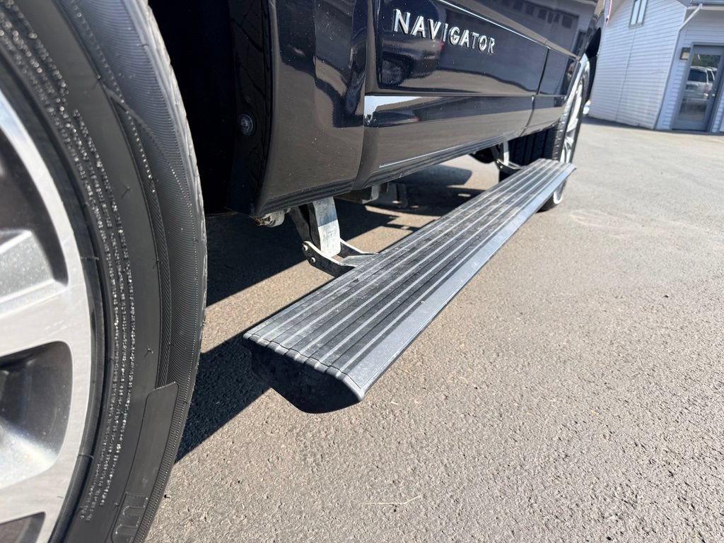 Used 2017 Lincoln Navigator Reserve AWD/4WD image 11