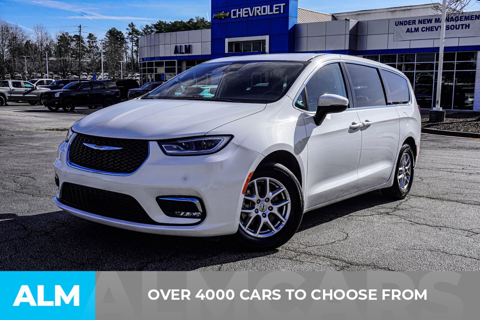 Used 2023 Chrysler Pacifica Touring-L image 3