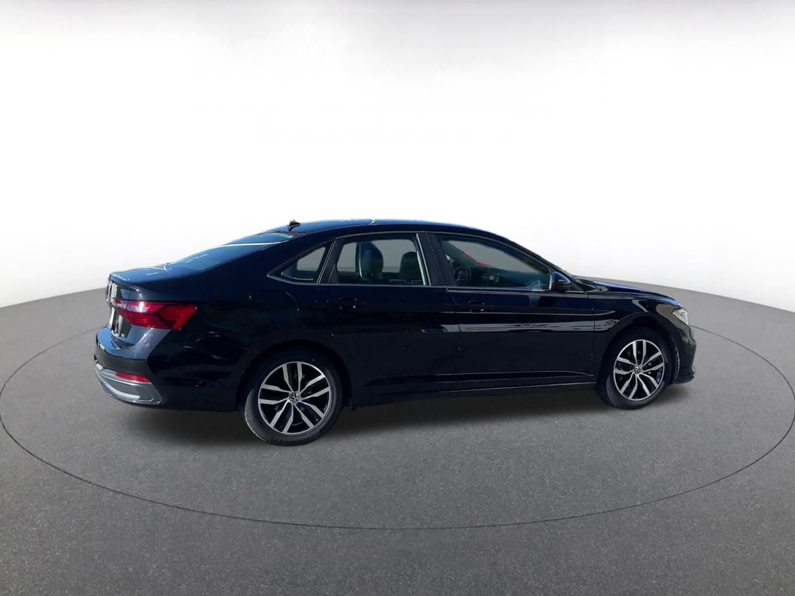 Used 2025 Volkswagen Jetta SE image 12