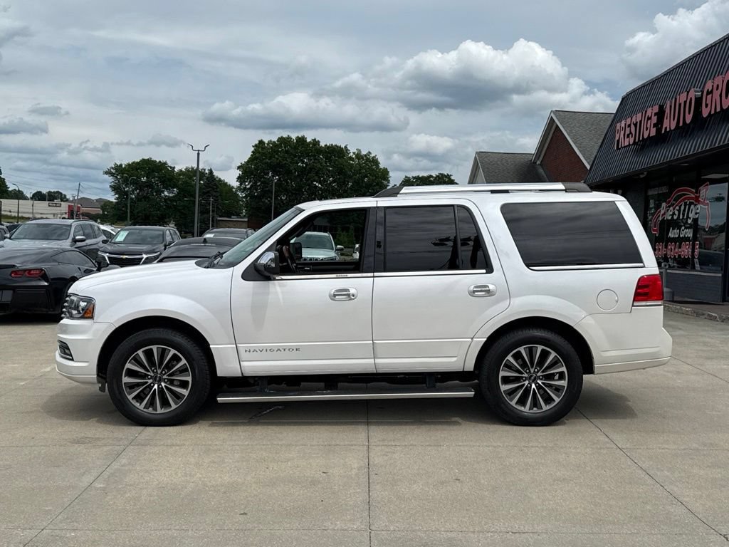 Used 2017 Lincoln Navigator Select AWD/4WD image 3